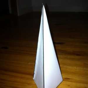 Come fare una piramide triangolare di cartone
