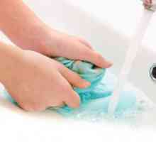 Come rimuovere le macchie di deodorante con bicarbonato di sodio