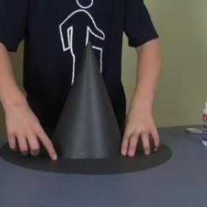 Come fare un cappello della strega di carta