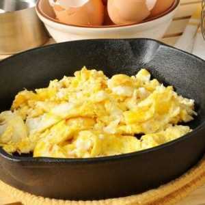 Come rendere uova strapazzate con patate