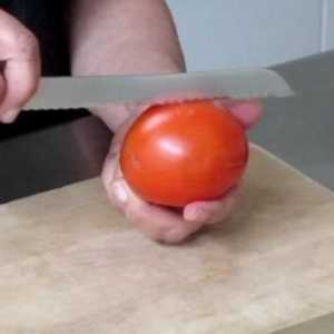 Come sbucciare un pomodoro per la salsa di pasta (con immagini)