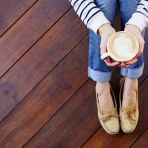 Come rimuovere le macchie di caffè da scarpe