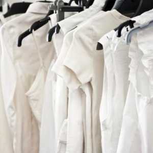 Come rimuovere le macchie gialle di abiti bianchi